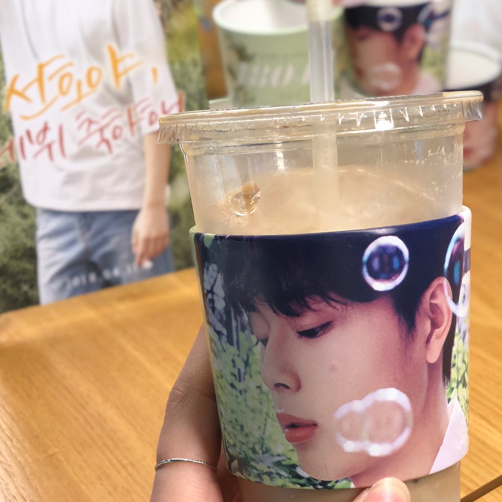 1nonlYSH's tweet photo. #유선호컵홀더_인증이벤트
#홍대 #그랑주 #유선호 #데뷔축하해

여기저기 유선호파티라서 너무 행복쓰☘️
테이블에 있는 손님들 전부 선호컵홀더 끼운채 음료드시고 계시는데 괜히 자랑스러웠어요

@seeyooseon 이벤트 너무 감사해요💛 https://t.co/WTFV1BWfJ1