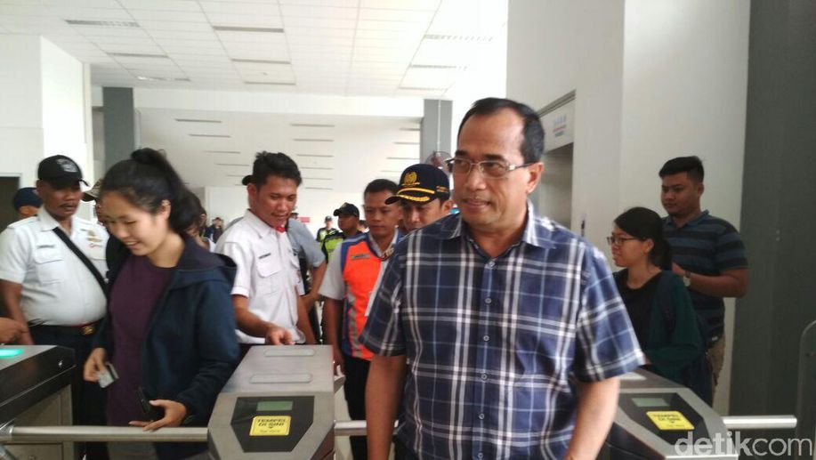 detikcom's tweet photo. Menhub Siapkan Jurus Bereskan Horor di Stasiun Duri https://t.co/9HloUCsO3O via @detikfinance https://t.co/Kd3VdCdZSn