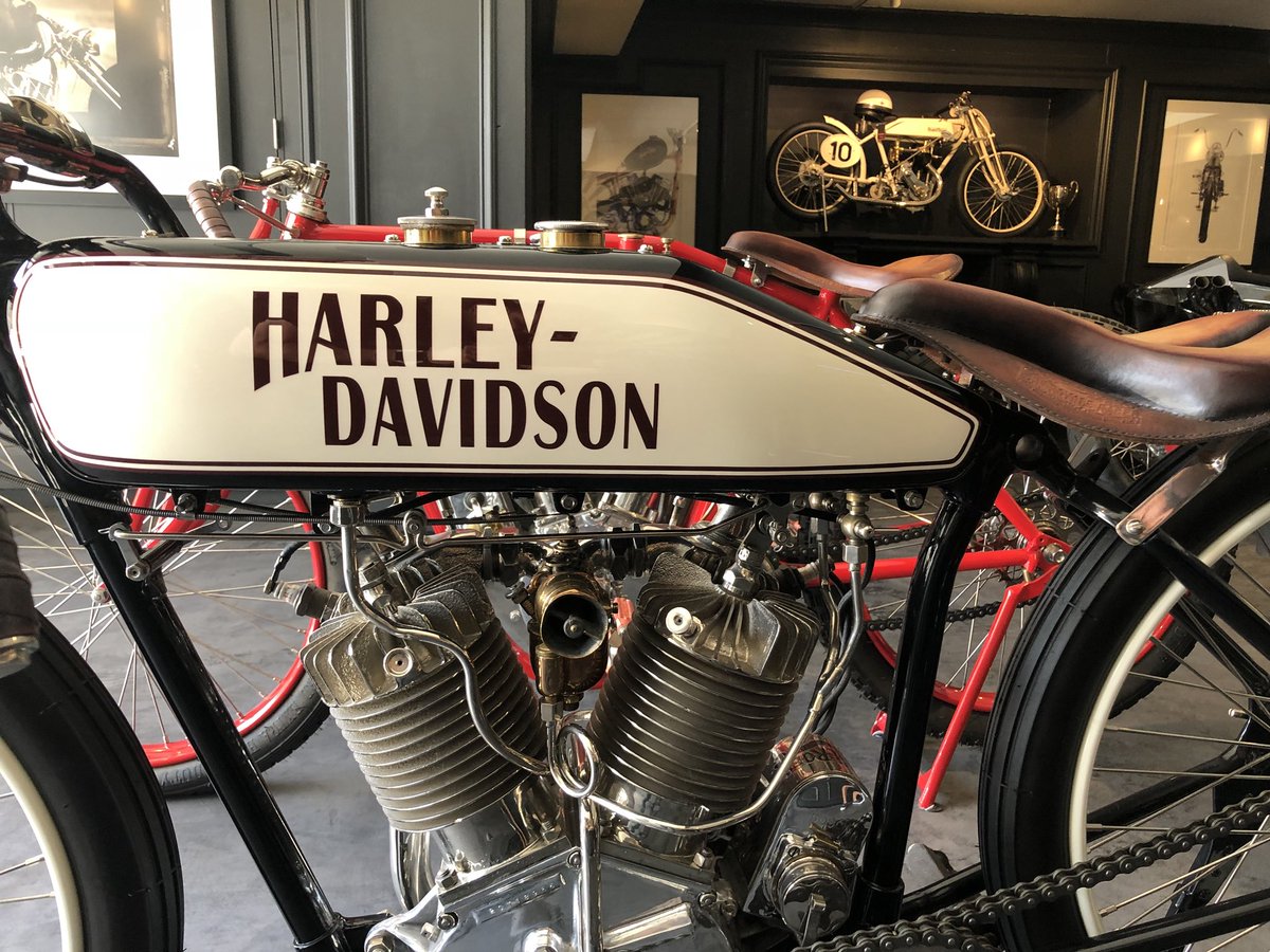 _Muscatti's tweet photo. Appreciating custom builds this #FridayNight https://t.co/he2GoUQYLz
