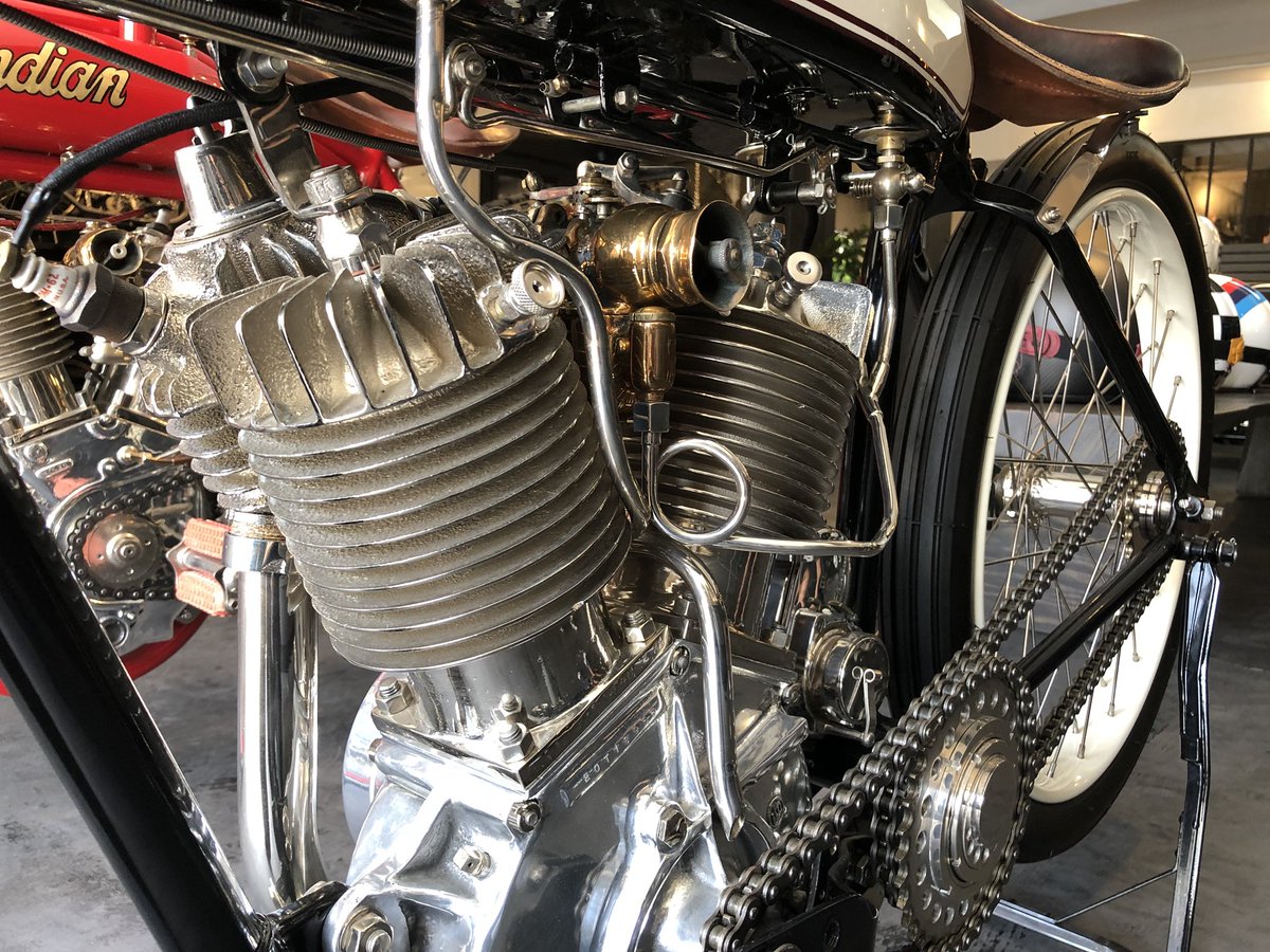 _Muscatti's tweet photo. Appreciating custom builds this #FridayNight https://t.co/he2GoUQYLz