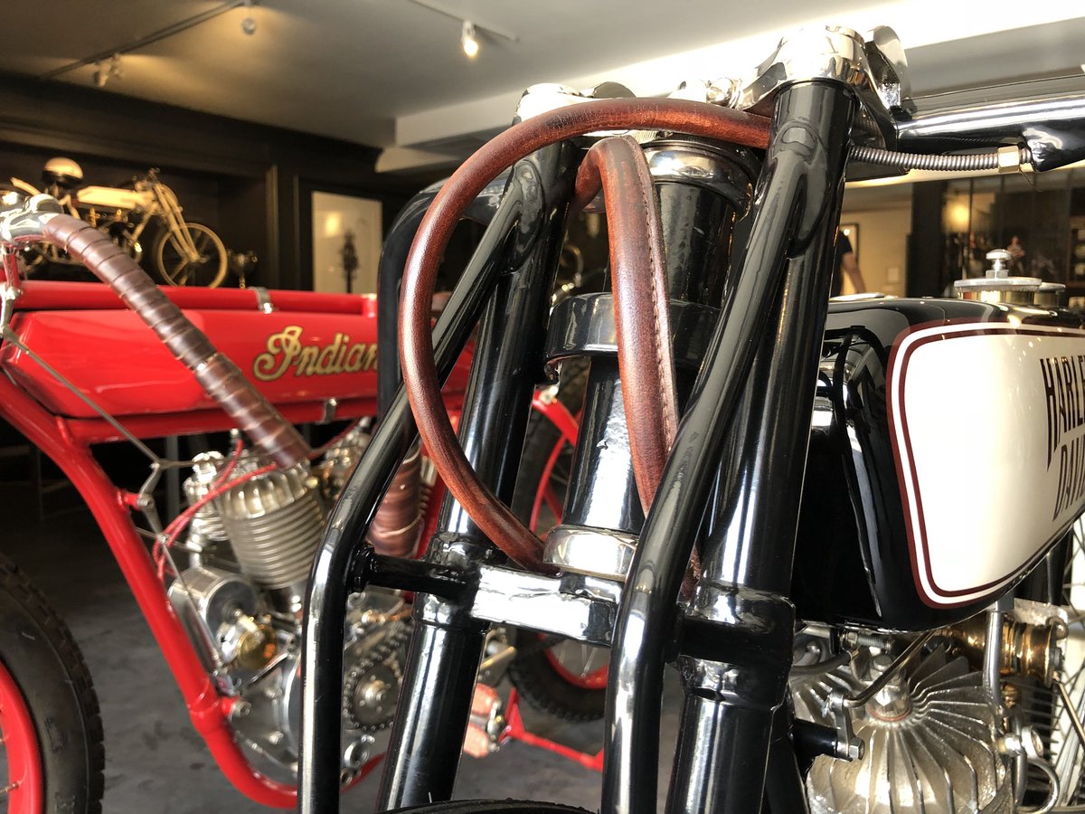 _Muscatti's tweet photo. Appreciating custom builds this #FridayNight https://t.co/he2GoUQYLz