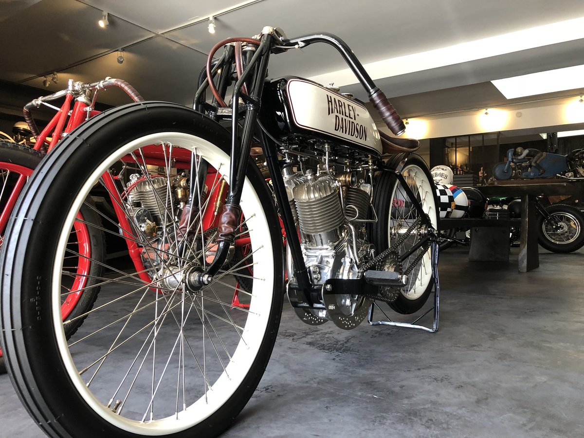 _Muscatti's tweet photo. Appreciating custom builds this #FridayNight https://t.co/he2GoUQYLz