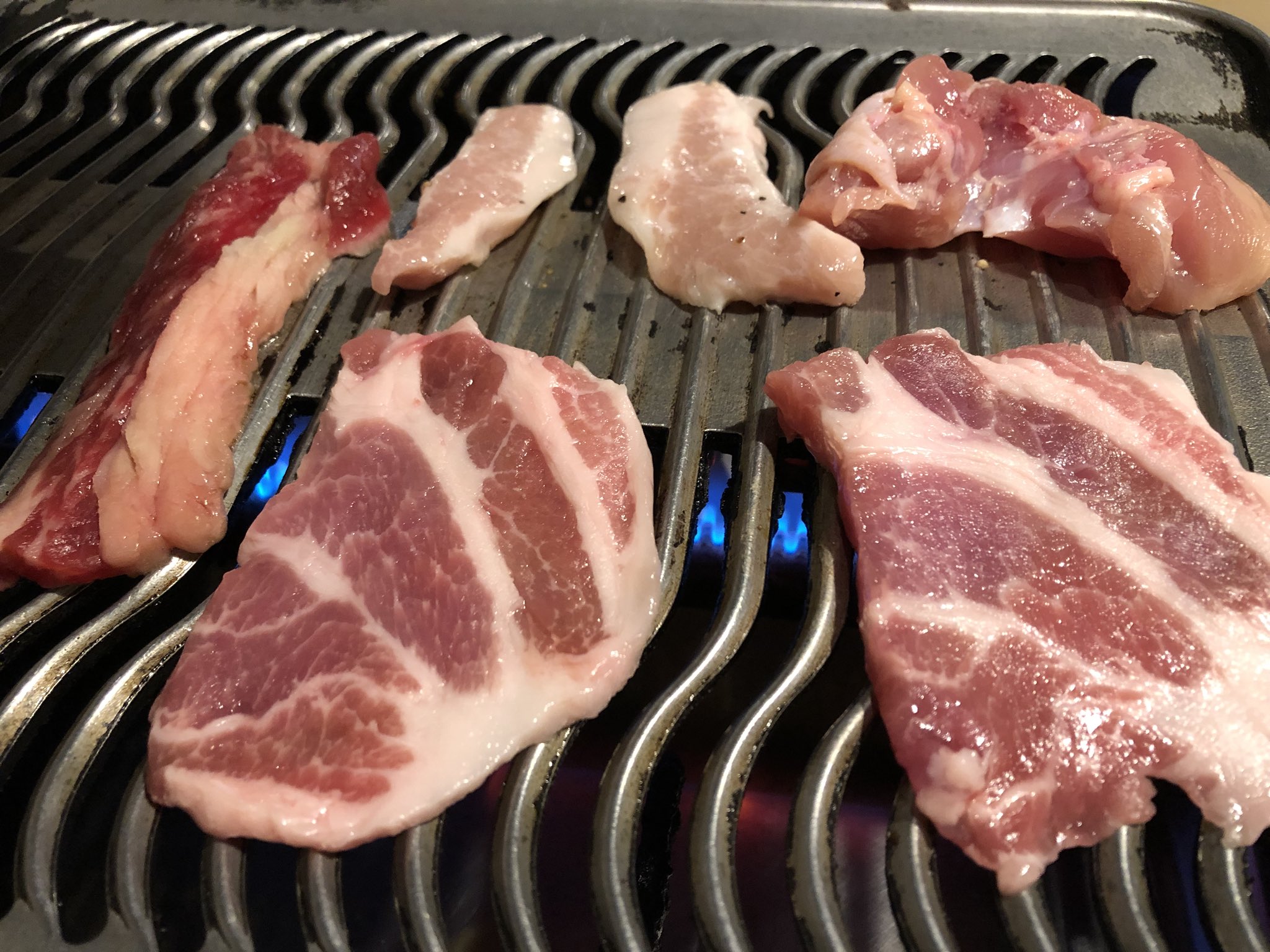 Twitter 上的 すずき 秋葉原 29shock の焼肉食べ放題 ランチ 1000円 が1人でも入れるようになってたので行ってきた ワンドリンク制で最低 100円だけど アルコール飲み放題 400円はお得 同じビルの老舗ライバル 大酋長 と比べると 綺麗さや肉質は29shock 肉の種類
