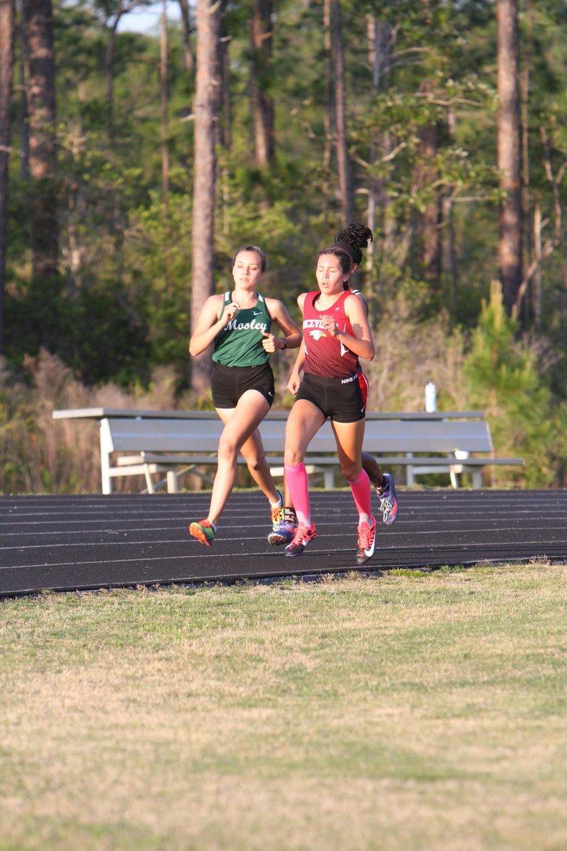 MosleyTrack's tweet photo. Lady Fin @ellagrace412 takes 3rd in the 1600 m and 4th in the 800 m to advance to the 3A Region Championship.  Way to run, Ella! 🥉🏅🐬 #FinFast https://t.co/pMDdsDIeba