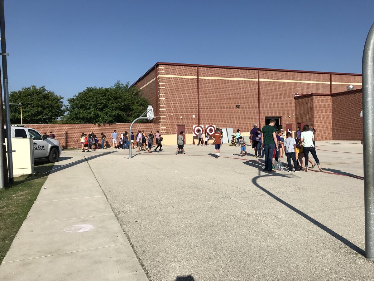 BehlauPTA's tweet photo. What an amazing evening we had at our Behlau Spring Carnival!  We could not have done it without the help of our Highschool student volunteers!  I think they even had a little fun too!  @NISDBehlau https://t.co/LmkGxpZyy5