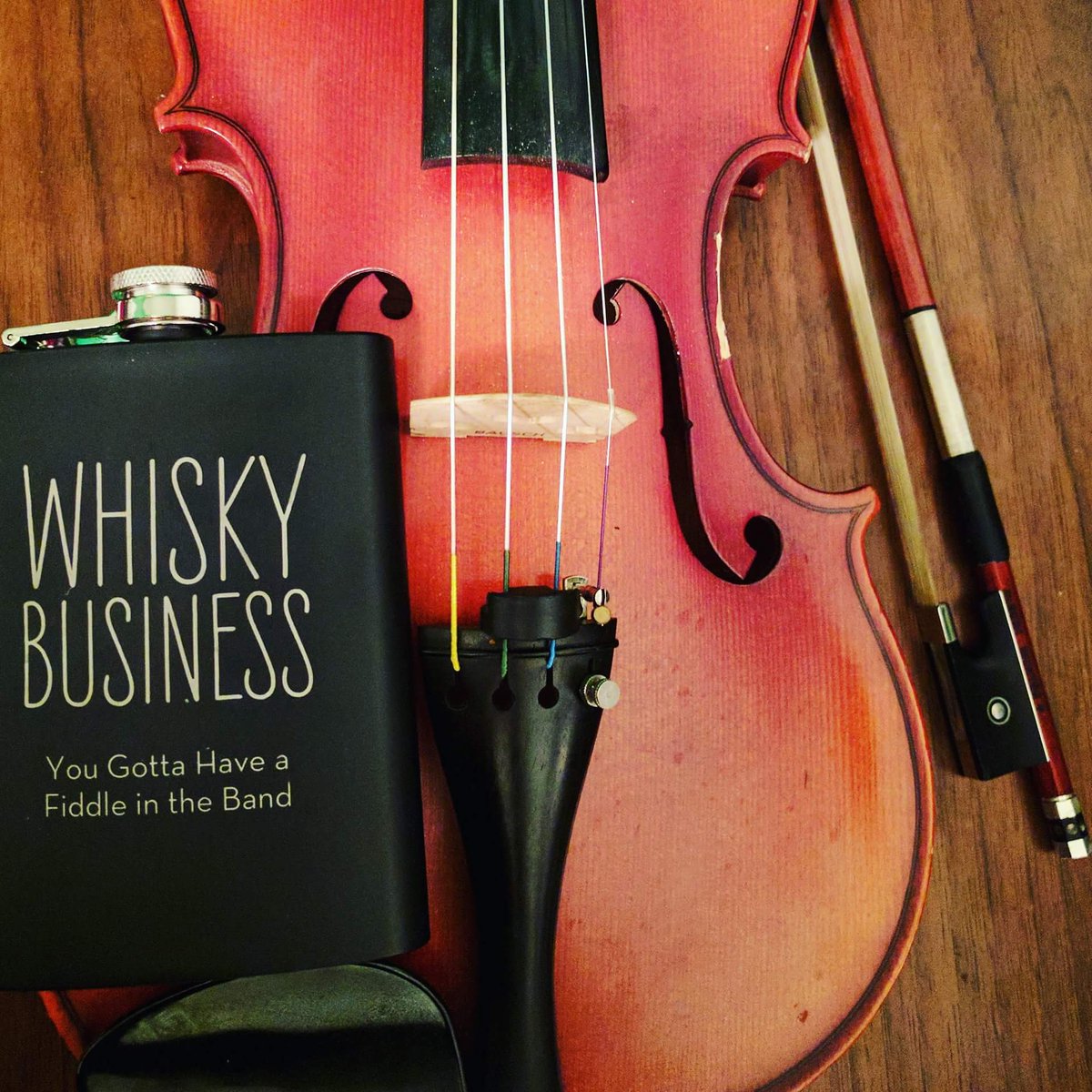 whiskeybband's tweet photo. Another Friday, another flask!! Amanda's quote came from Alabama's "If You're Gonna Play In Texas". #doesitgetmorecountry #whiskeybband #heartstrings #foxyfiddler https://t.co/Buauilx0ve