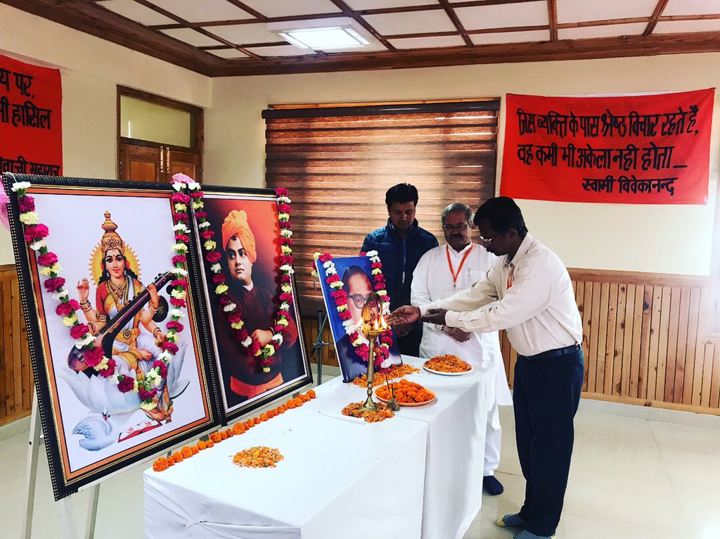 ABVPVoice's tweet photo. अखिल भारतीय विद्यार्थी परिषद प्रांत संगठन मंत्री बैठक शिमला में डॉ. बाबा साहेब अंबेडकर जी के जयंती दिवस पर श्रद्धासुमन अर्पित करते हुए राष्ट्रीय अध्यक्ष डॉ. @subbiah_doctor , राष्ट्रीय महामंत्री श्री @ashishsainram एवं राष्ट्रीय संगठन मंत्री श्री @SunilAmbekarM https://t.co/2jrTrWaBms