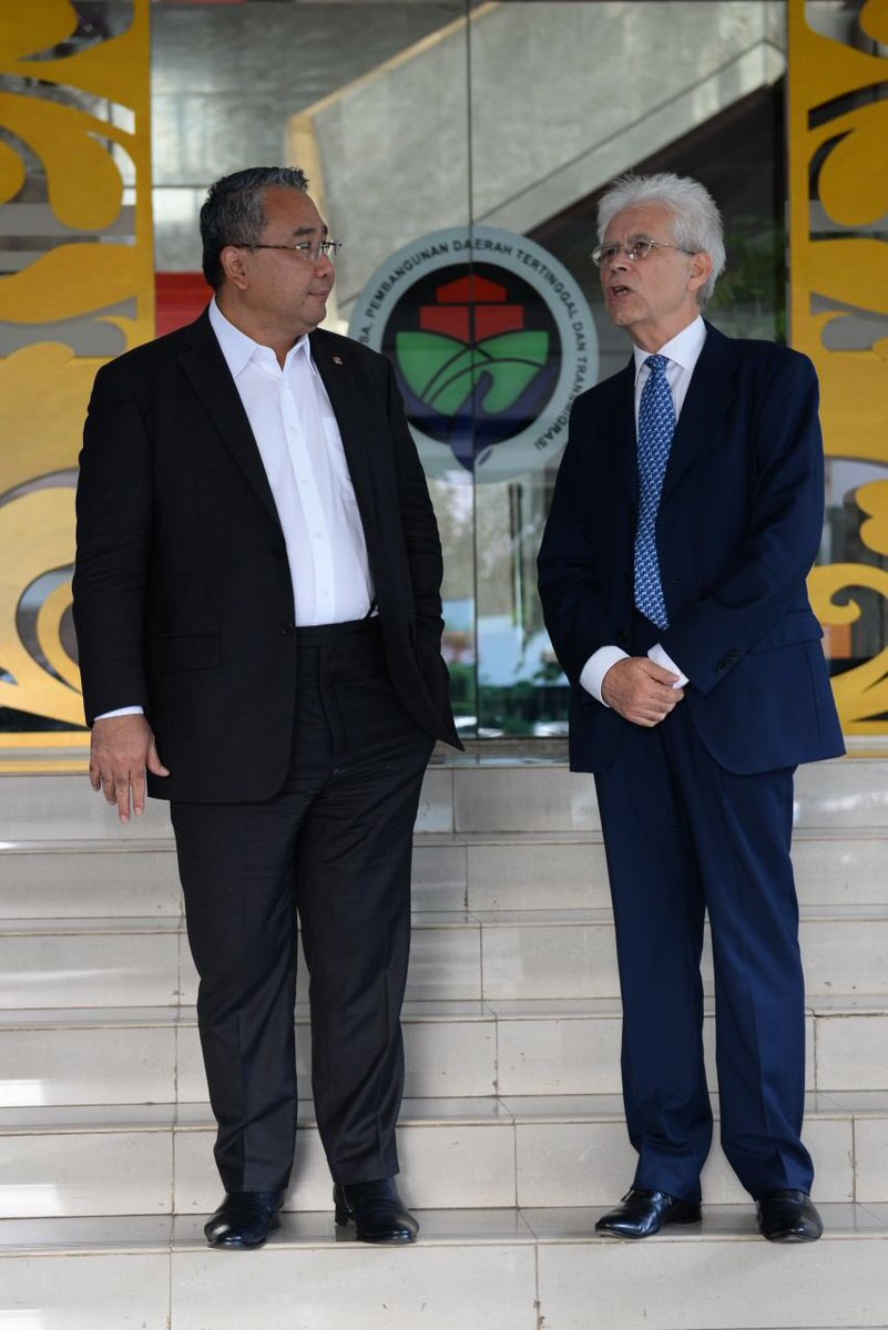 EkoSandjojo's tweet photo. Bersama Duta Besar Italia untuk Indonesia bertukar pikiriran ttg pembangunan desa di kedua negara. Tgl 2 Mei nanti saya diminta untuk bicara di IFAD Roma ttg pengelolaan dana desa di Indonesia yang oleh banyak negara dianggap berhasil. https://t.co/B15WIztTfo