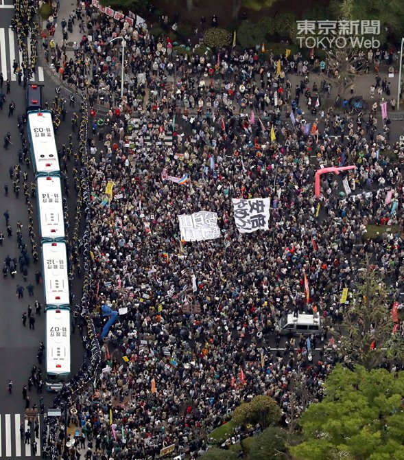東京新聞 2 写真部 On Twitter 国会前の抗議デモ 道路を埋め尽くすほどの人が集まりました 国会前 国会