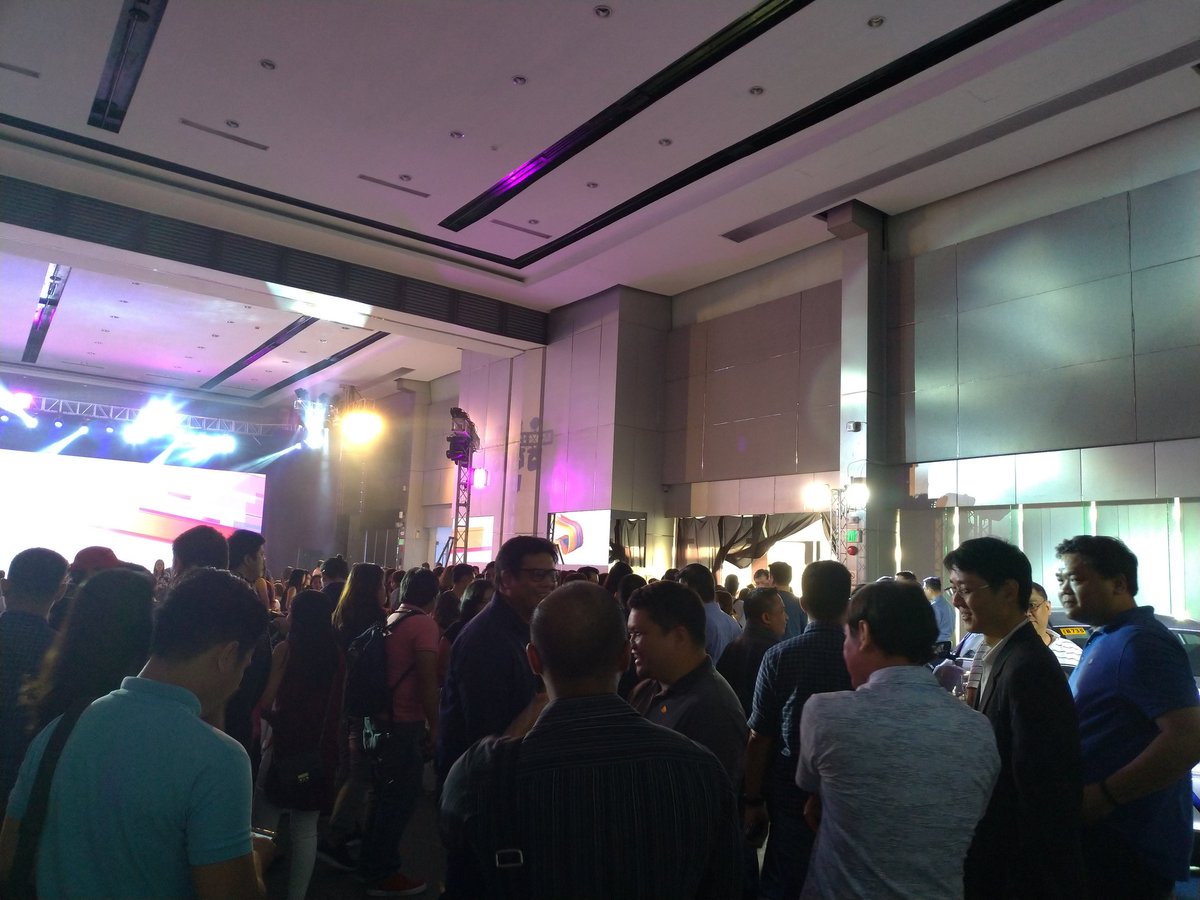 ASUSph's tweet photo. These people are now heading off to the selling area. #Zenfone5 #BackTo5PH #WeLovePhoto https://t.co/jJYrwrkvDD