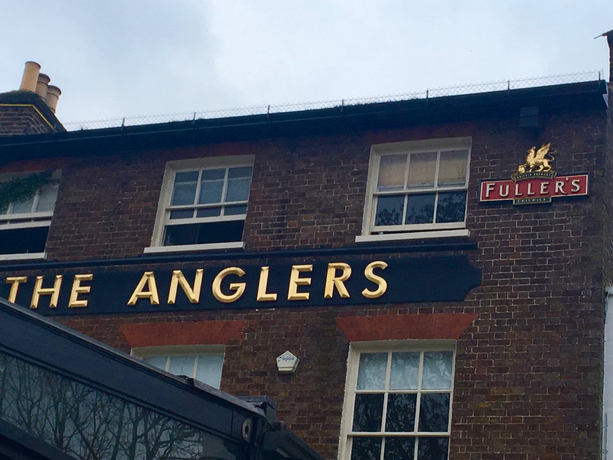 leonora_meriel's tweet photo. Friday evening in the phenomenal Teddington pub @Anglers_TW11. River, bridge, garden, great food, buzzing atmosphere. Also the venue of my 2nd book launch #theunitygame #teddington https://t.co/km0cvdhYPa