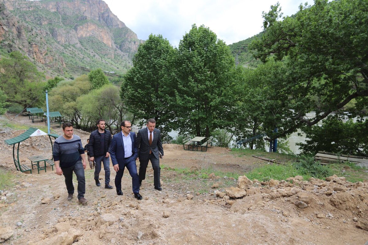 TemelAyca's tweet photo. Zap Suyu kenarında Çukurca Belediyesi olarak çalışmalarımızda sona geldiğimiz mesire alanında incelemelerde bulunduk. 2 hafta içinde açılışını yapacağımız projemizin Çukurca'ya hayırlı olmasını temenni ederim. https://t.co/qlxIzwOAzi