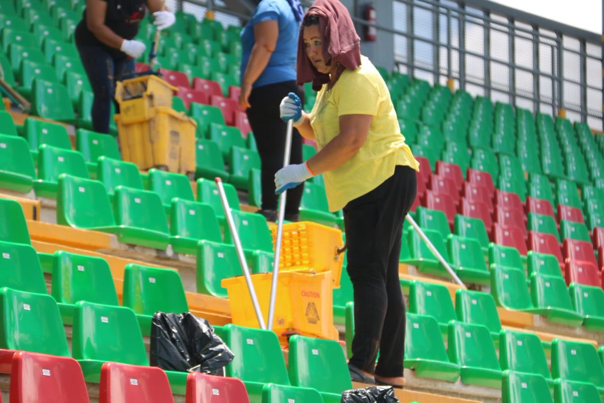 Tomo esta foto de Mario Perez, pára también solidarizarme con aquellas personas que hacen  su trabajo para mantener la limpieza en el Estadio de Beisbol Kenny Serracin.  Este ha sido un esfuerzo de todos.