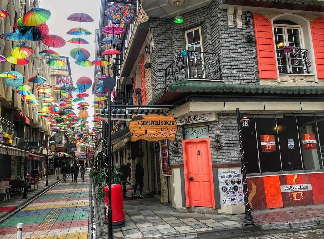 Şemsiyeli Sokağımızın renkliliğinde bir haftasonu geçirmeniz dileğiyle ☺