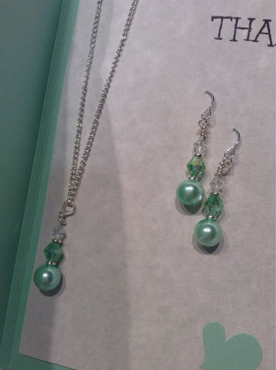 randomjewelry's tweet photo. Custom Bridesmaid Jewelry set of 4 with cards, Swarovski Crystals, pearls, sterling silver necklace and earrings https://t.co/PmTmBB8NNL #Etsy #handmade #RandomJewelry #shoplocal #BridalParty https://t.co/2SnAZnvEOR