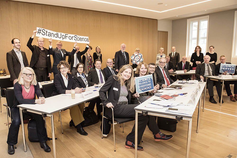 VolkswagenSt's tweet image. Uni-Präsidien, WissenschaftspolitikerInnen und @VolkswagenSt grüßen alle MitmacherInnen beim #MarchForScience! Unser Werkstattgespräch heute in Hannover: #Wissenschaft und #Gesellschaft. #StandUpForScience #ScienceMarch @ScienceMarchGER