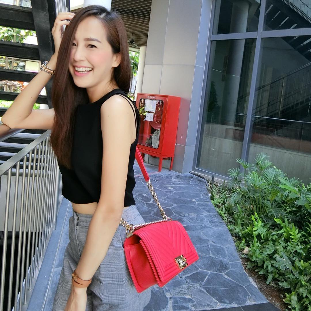 Thitiphonnumko1's tweet photo. ออกมานอกบ้านมันก็จะอารมณ์ดีหน่อยเนอะ☺️☺️ #chanelbag #chanelchevron #imissu#vixx #parkjihoon #gatpat61 https://t.co/Iznk5sKhDx