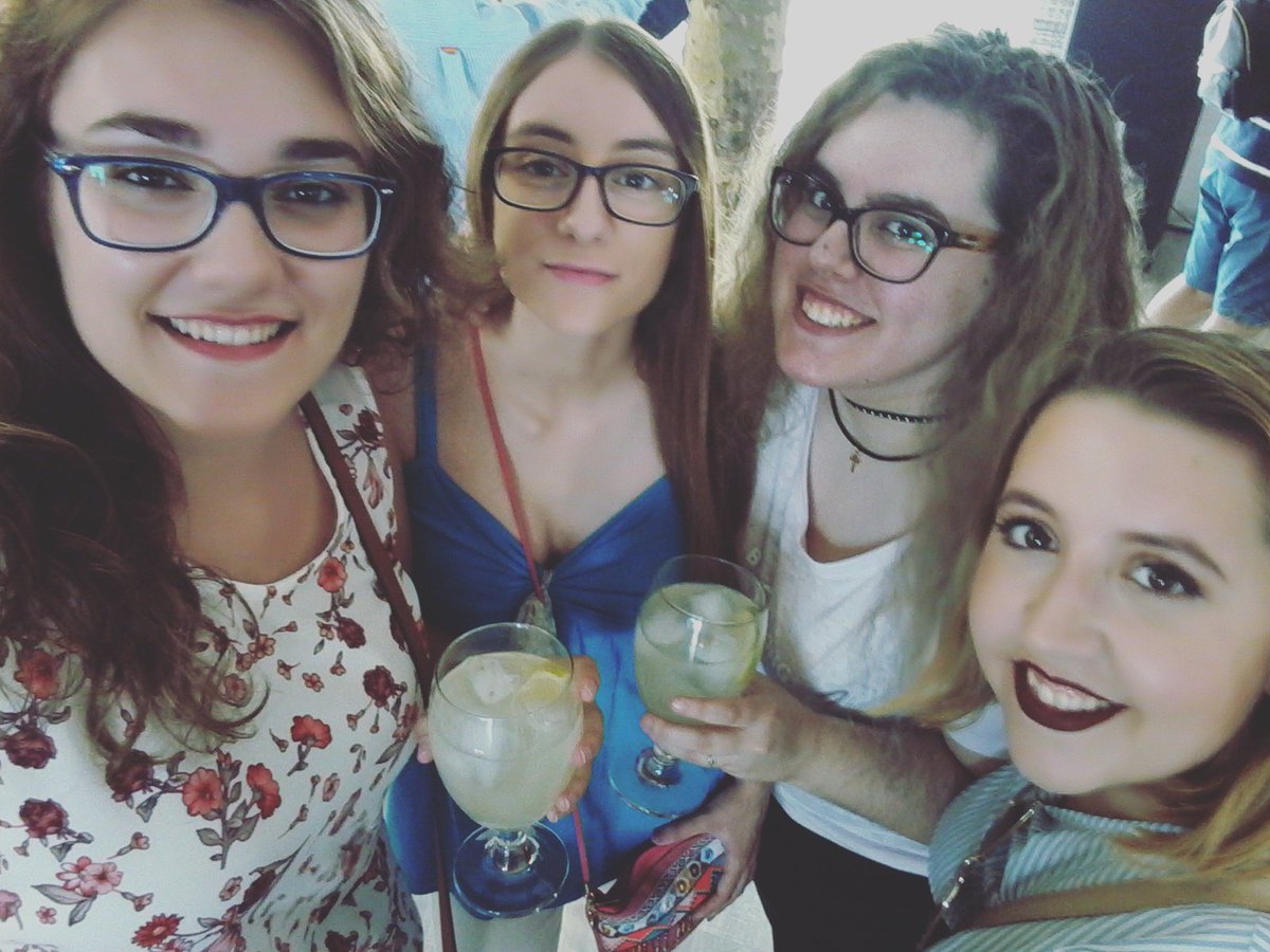 _CrazyQueens's tweet photo. Hoy es el cumple de @MarianMorenoVal y las 3 queremos desearte un feliz cumpleaños!! Gracias por ser nuestra amiga ❤ https://t.co/5DXokNPCOB