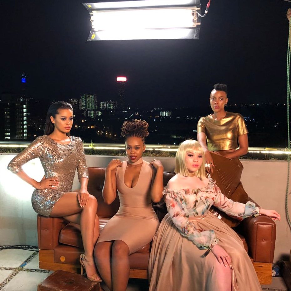 KimJaydeBlog's tweet image. THE REVLON BRIGADE! @revlonsa #LiveBoldlySA ✊🏻✊🏼✊🏽✊🏾✊🏿🇿🇦🇿🇼🌍