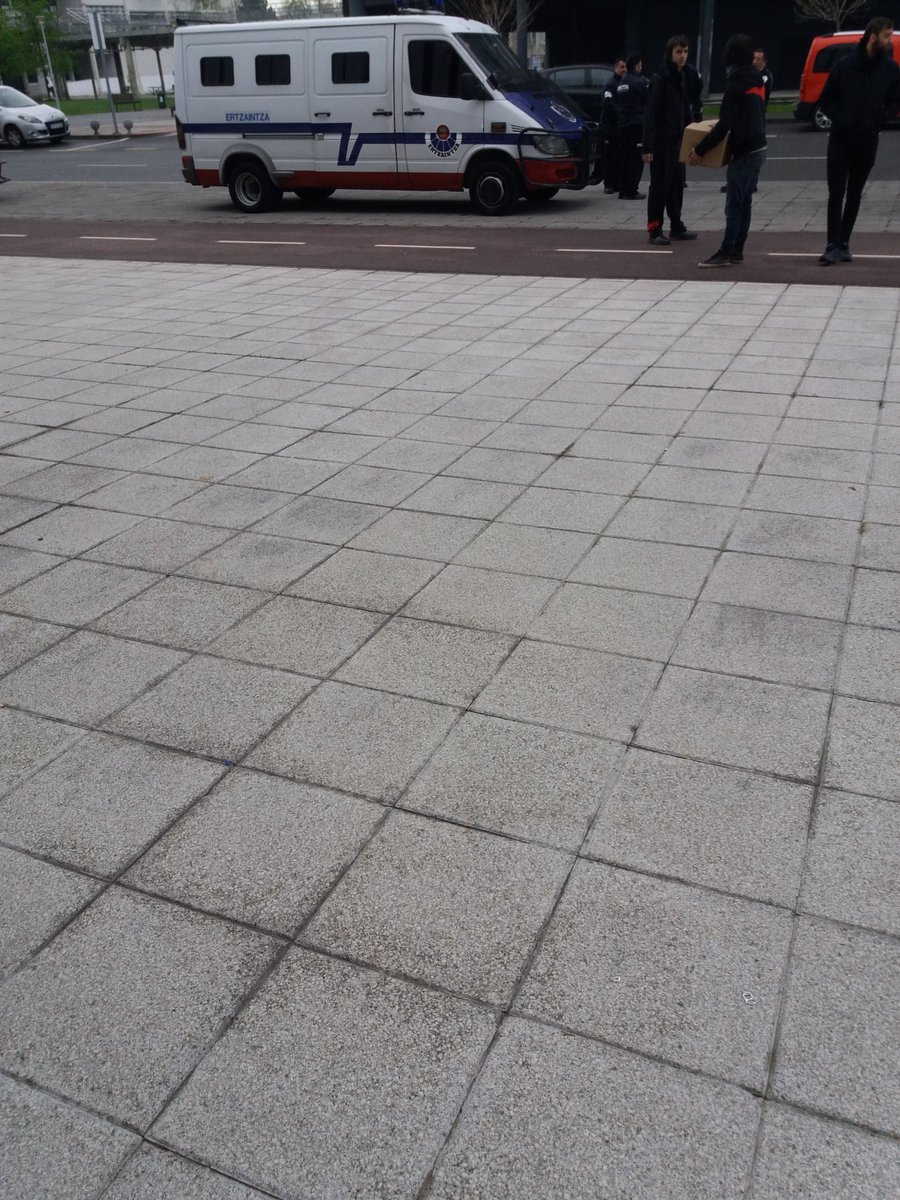 PrintzaLeioa's tweet photo. ADI!!! DESALOJOA EMATEN ARI DA!! ZIPAIOAK GUNERA HURBILDU ETA MEHATXUPEAN DESALOJOAREKIN HASI DIRA!!! ARGI ETA GARBI ESATEN DUGU EZ GAITUZTELA GELDITUKO! IKASLE BORROKAZ LORTUKO DUGU!!! JTK!! https://t.co/TU3Fr3Cibc