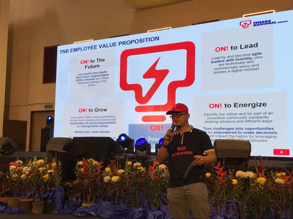 ExpoPemuda's tweet photo. Towards an electrifying career with #TenagaNasionalBerhad! Here they are giving an amazing talk at #ExpoPemuda! https://t.co/WSQBz3BHiv