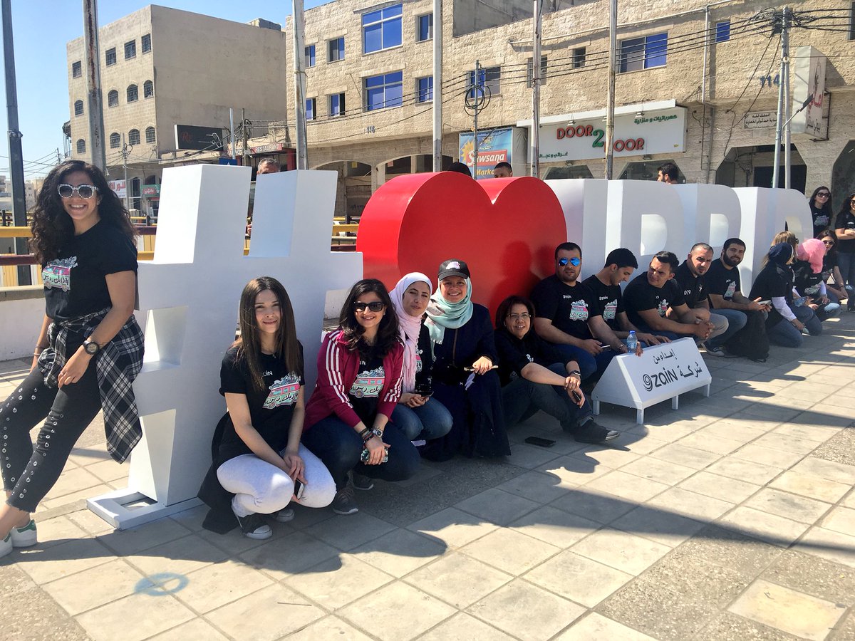 Walajallad's tweet photo. صورة نشطاء التواصل الاجتماعي مع النصب التذكاري المقدم من @ZainJo  لمدينة #إربد 
#دربك_زين https://t.co/197Zx7lxn7