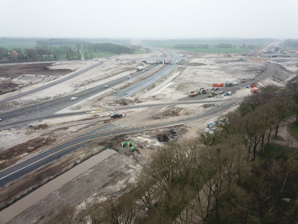 Het verkeer van Heerenveen naar Joure rijdt onder het nieuwe Haskerveldviaduct door! Volgens planning gaat volgende week het verkeer van Heerenveen naar Sneek en Lemmer onder het nieuwe viaduct door en het verkeer van Sneek en Lemmer naar Heerenveen ruim een week later.