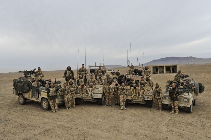 Special uk. Land Rover Defender Афганистан. Land Rover WMIK. Land Rover SAS Afghanistan. Военный ленд Ровер Ирак.