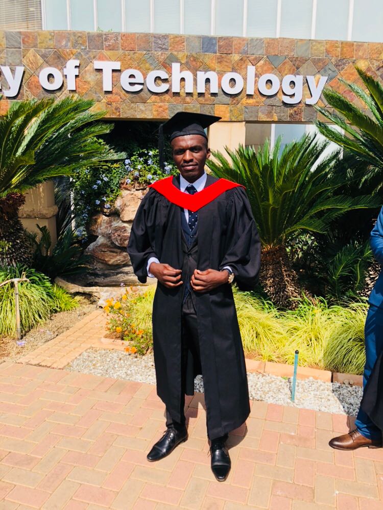Nhlamulo_shaunB's tweet photo. He Who Begun A Good Work In You Will Continue To Perfect It Until The Coming Of Christ Jesus!
#VUTGraduations
#TsongaSauce https://t.co/ilcqBm5L8I