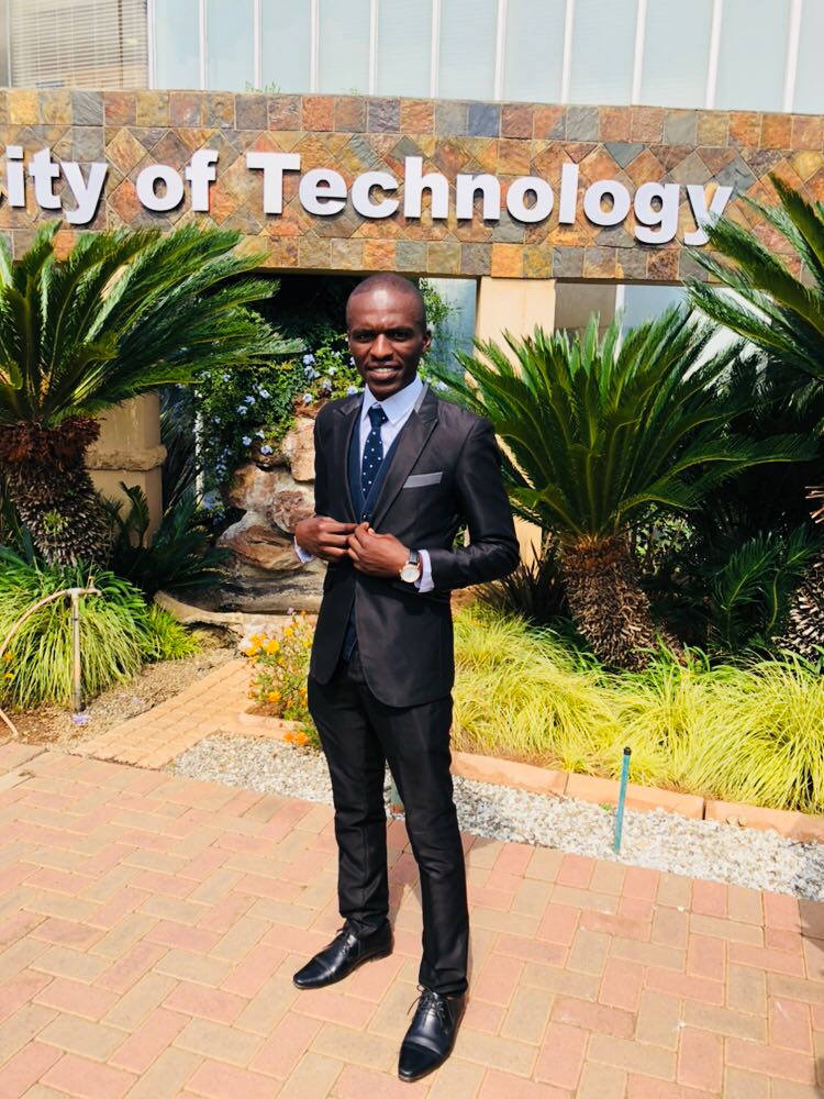 Nhlamulo_shaunB's tweet photo. He Who Begun A Good Work In You Will Continue To Perfect It Until The Coming Of Christ Jesus!
#VUTGraduations
#TsongaSauce https://t.co/ilcqBm5L8I