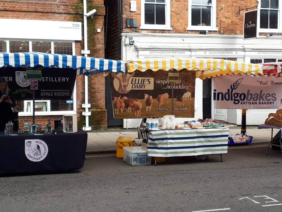 elliesdairy's tweet image. Is this the perfect position?! Between @WinchDistillery and @indigobakes @HantsFarmersMkt #Alton today with all our fab goatie goodies. Gin, bread and cheese ... a match made in heaven!