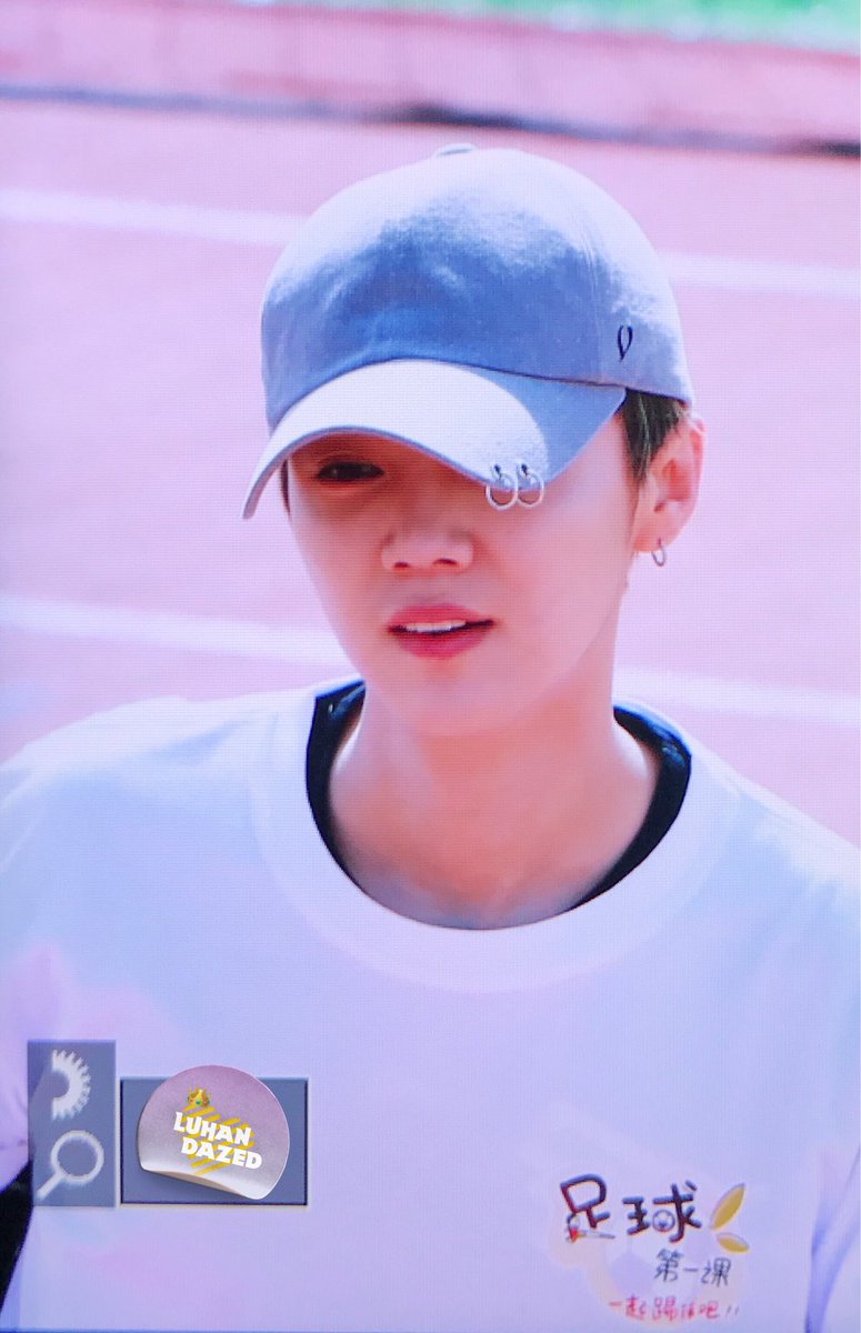 luhandazed's tweet photo. 프리뷰) 180414 축구이벤트 : 루한 3
모자쓰던 벗던 멋있쩌 https://t.co/Qm5rMVg7vL