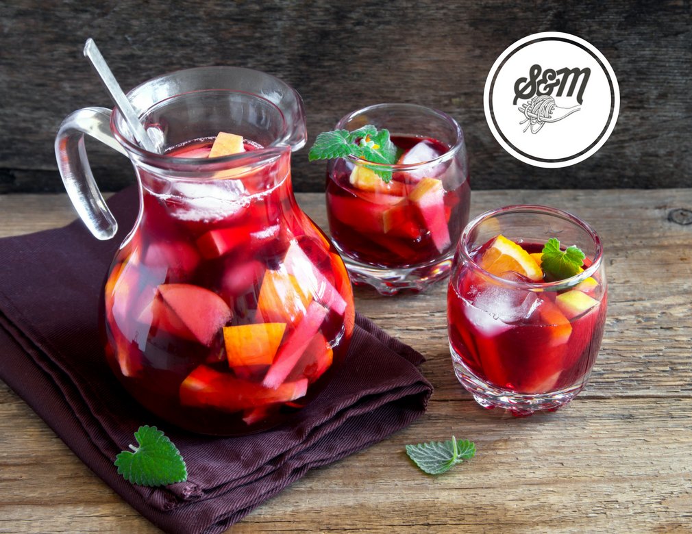 SpaghiMandolino's tweet photo. La #Sangria è una #BevandaTipicaSpagnola, molto famosa. Ma perché non farne una variante tutta italiana piena di gusto e simpatia? La Sangria col #Lambrusco è quello che ci vuole! Scopri come farla e quale Lambrusco scegliere.
#TelodoioilTIPICO 👉 https://t.co/w38SxIYYDv https://t.co/jzJHZ39e9Z