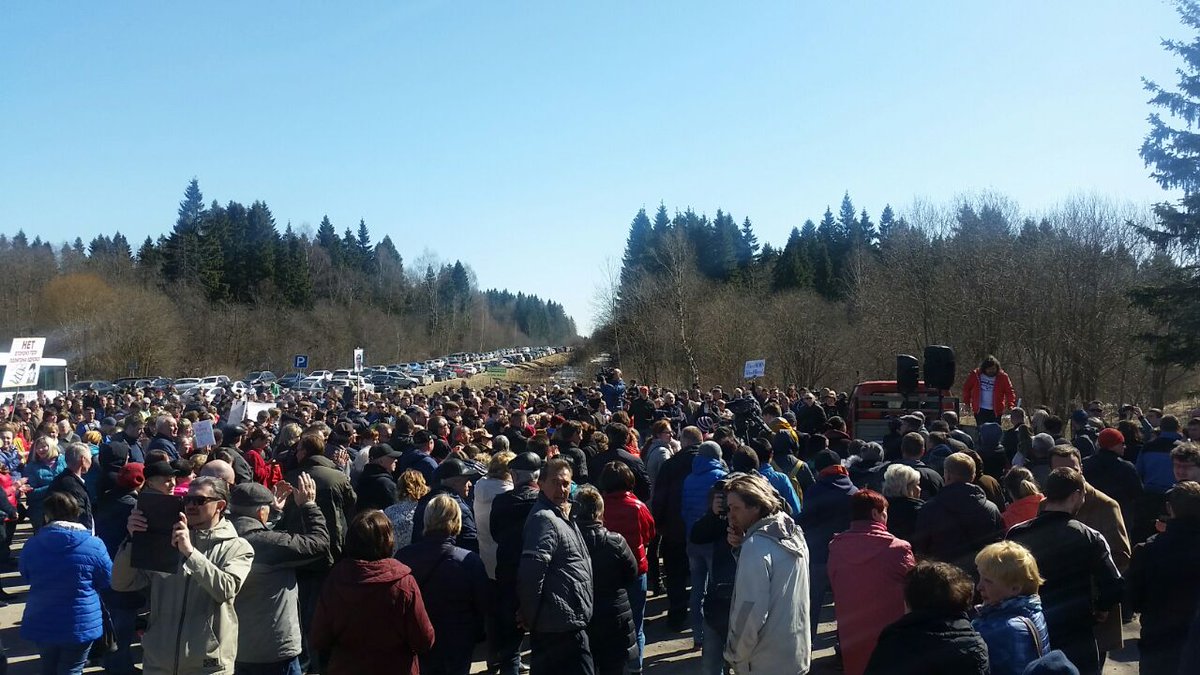 Сейчас начинается митинг возле скандально известного полигона Ядрово Волоколамского района Подмосковья. Недалеко от полигона на данный момент собралось более 3 тысяч человек