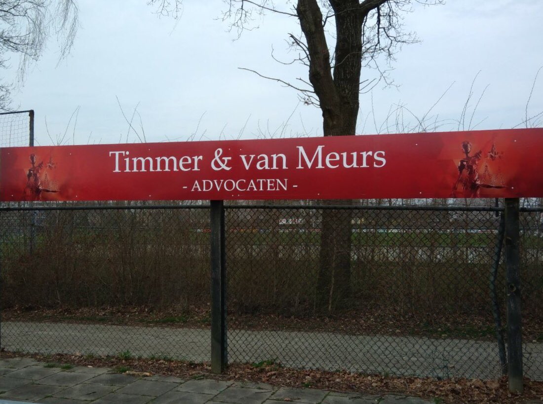 Timmer en van Meurs vervangen het <a href="/SponsorDOS/">DOS, Samen beter!</a> bord bij <a href="/VVDOSK/">DOS Kampen</a> jarenlange trouwe sponsor waarvoor dank! #samenbeter