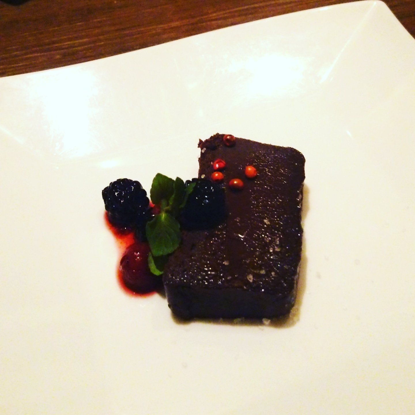 ミツバチのささやき 締めのデザートはチョコテリーヌにしました 濃厚チョコとベリーに 岩塩 ピンクペッパーが良いアクセントになっていて美味しかったです ｪ ﾎﾟｯ パパミラノ チョコテリーヌ ベリー 岩塩 ピンクペッパー デザート