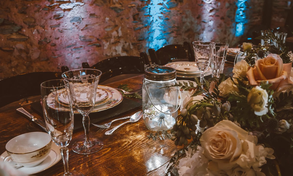 Wedding table inspiration: Let the warm glow of Sonnenglas illuminate your evening. Fill the Sonnenglas solar lanterns with decor 🌸 and let the light fill your soul 💫
