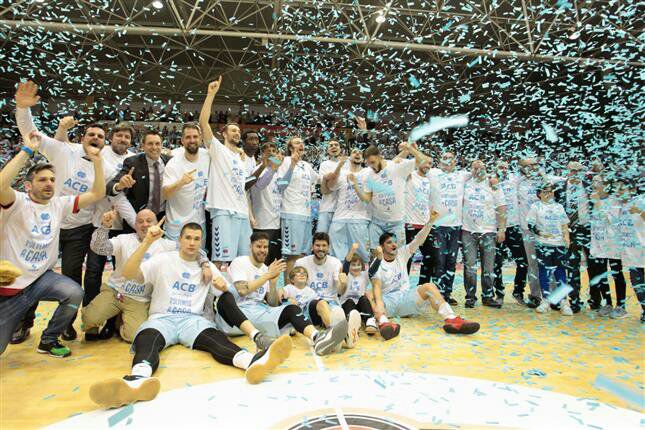 CBBreogan's tweet photo. O @Cafescandelas Breogán fai  realidade un soño.  Grazas a todos os que axudaron todos estes anos. Grazas patrocinadores, institucions,  colaboradores, afección... o voso apoio vale un ascenso. Grazas! #forzabreo #fagamosequipo https://t.co/OlajTvHdLc