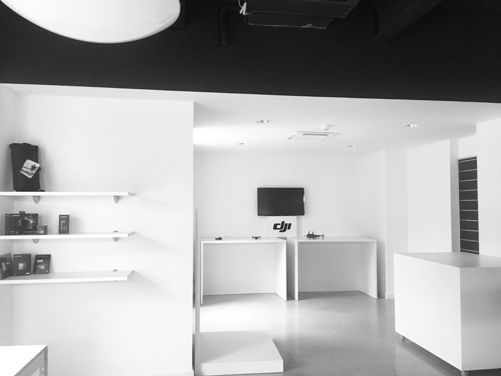 jordifolk's tweet photo. Primera imagen del nuevo #showroom de @FlyAwayServices en la nueva sede pro en el #parcaudiovisualdecatalunya Ahora solo falta llenarlo 😁 @CataloniaDrones @tic @ajterrassa @accio_cat https://t.co/SFlopRihlp