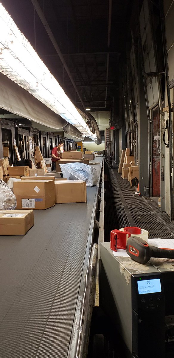 jens4hd03's tweet photo. A good doors down Saturday!  #upspreloadsupervisor #peglegtrainer #gobrown #boom @JohnVPeters @cmiles417 #700line @UPSers #workgind https://t.co/DXKEREt245