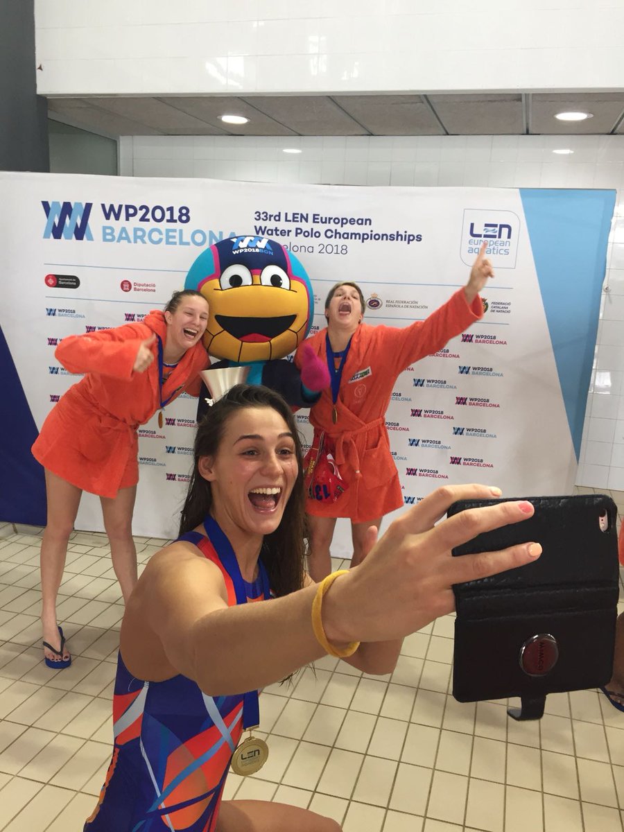 wp2018bcn's tweet photo. 📸 Say cheeeeese! #Wopit seems to be having a great time with the #LENTrophy18 winners! #SquadGoals + #MascotGoals 💙 https://t.co/zj0xUq2ELL