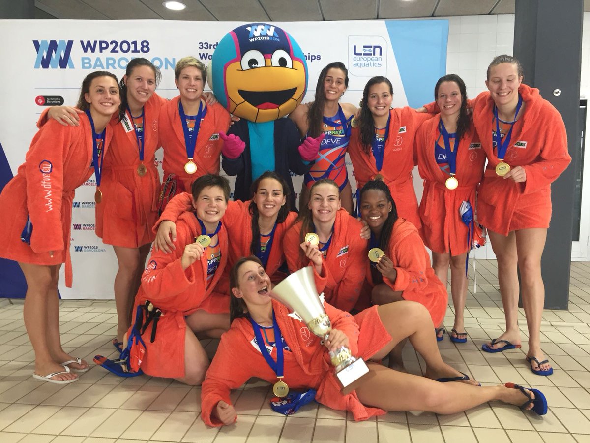 wp2018bcn's tweet photo. 📸 Say cheeeeese! #Wopit seems to be having a great time with the #LENTrophy18 winners! #SquadGoals + #MascotGoals 💙 https://t.co/zj0xUq2ELL