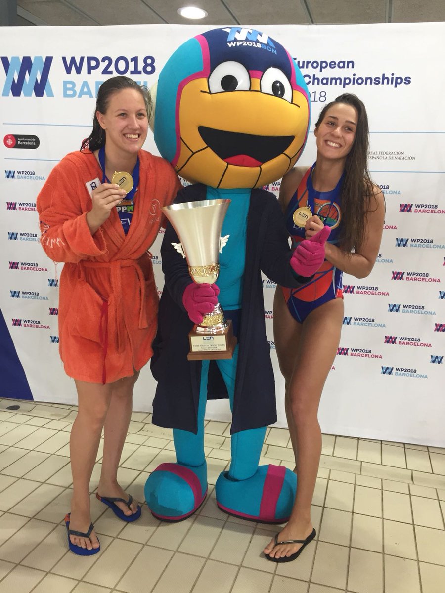 📸 Say cheeeeese! #Wopit seems to be having a great time with the #LENTrophy18 winners! #SquadGoals + #MascotGoals 💙
