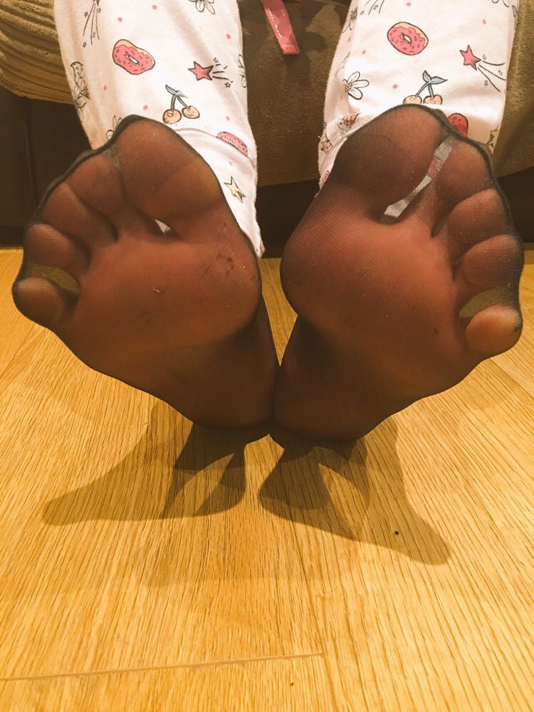 CarmensFeetFans's tweet photo. Mmmmmm yessssss!!! @lady_nylons PLEEEAAAASE #smother my #face with your #extremely #sexy #nylonsoles ... The queue of #footboys who want their face smothered is growing 😁😁😁 #nylonfeet #toeseams #nylontoes #foottattoo #cutesexyblacktoes #gorgeous #sexy #welshfeet 💋💋💋💋 https://t.co/thJE9p68m1