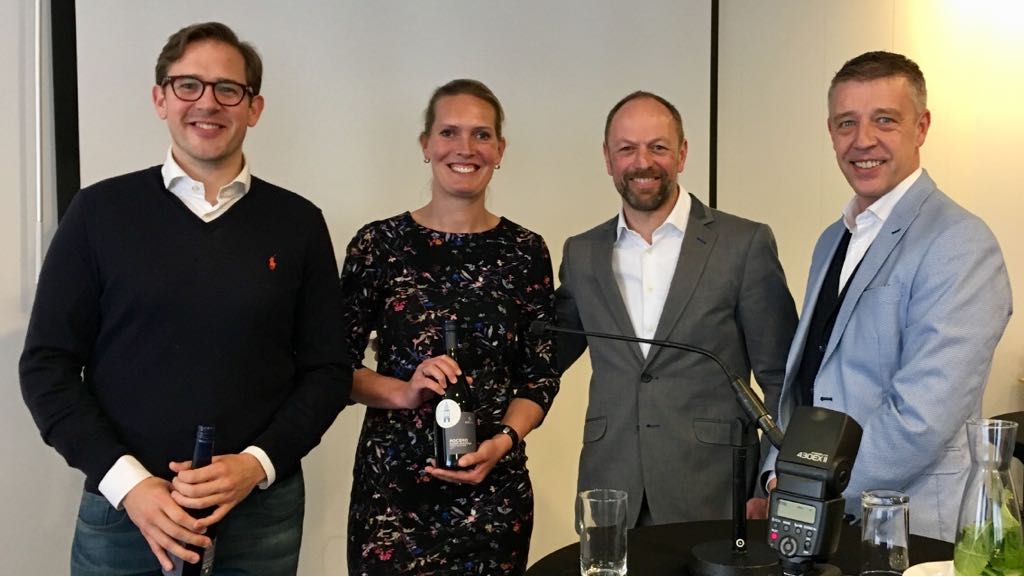fcgroningen's tweet photo. De CCGS en JCC organiseren een dag voor het Jeugd Sport Fonds. Collega Gerard Kemkers, samen met o.m. burgemeester Den Oudsten en wethouder De Rook, ondersteunt dit mooie initiatief namens onze club.
#samensterk
#ergaatniksbovengroningen https://t.co/mhHGk1E7x1
