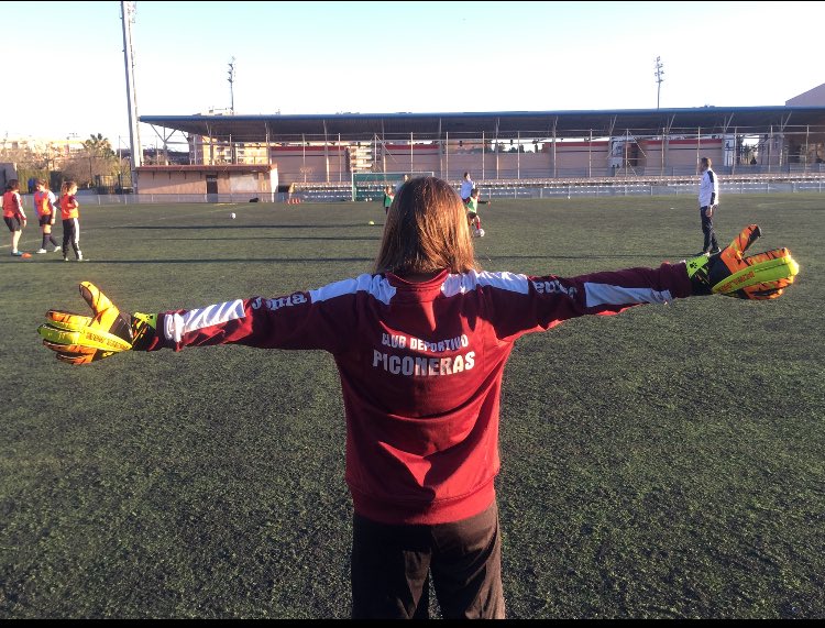 PORTERAS⚽🥅⚽

Felicidades a todas las guardametas en el día internacional del portero de Fútbol
,en especial a nuestra piconera Marta.
#cordobaesp #sepiconera #futfem
