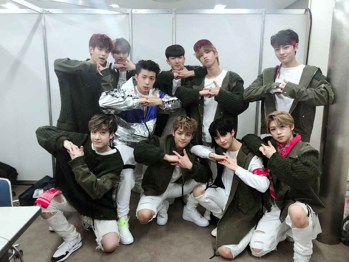 Stray__Kids's tweet photo. 今日はウヨンとStray Kidsのスペシャルコラボレーションステージも披露されました！

#2PM #WOOYOUNG #ウヨン #StrayKids #KCON2018JAPAN https://t.co/KW9m1EcuTO