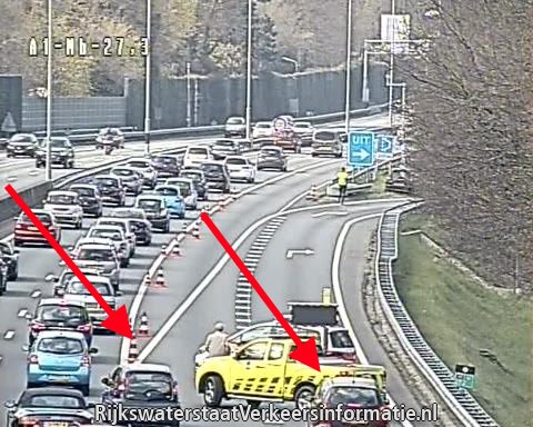 Kennelijk moeten wij het blijven zeggen: negeer geen ❌. Hier op de #A1 stoppen veel auto's nét voor de auto van onze weginspecteur. #gevaarlijk