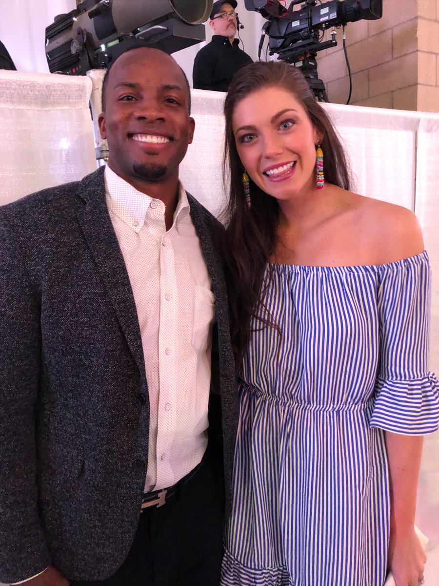 RyanBroyles's tweet photo. This man gave me the opportunity to shine in front of my hometown and 85 thousand diehards every week. He gave me a second chance and for that I’ll forever be grateful! Big game Bob! Thank you! #Boomer https://t.co/Xqext4YqzG