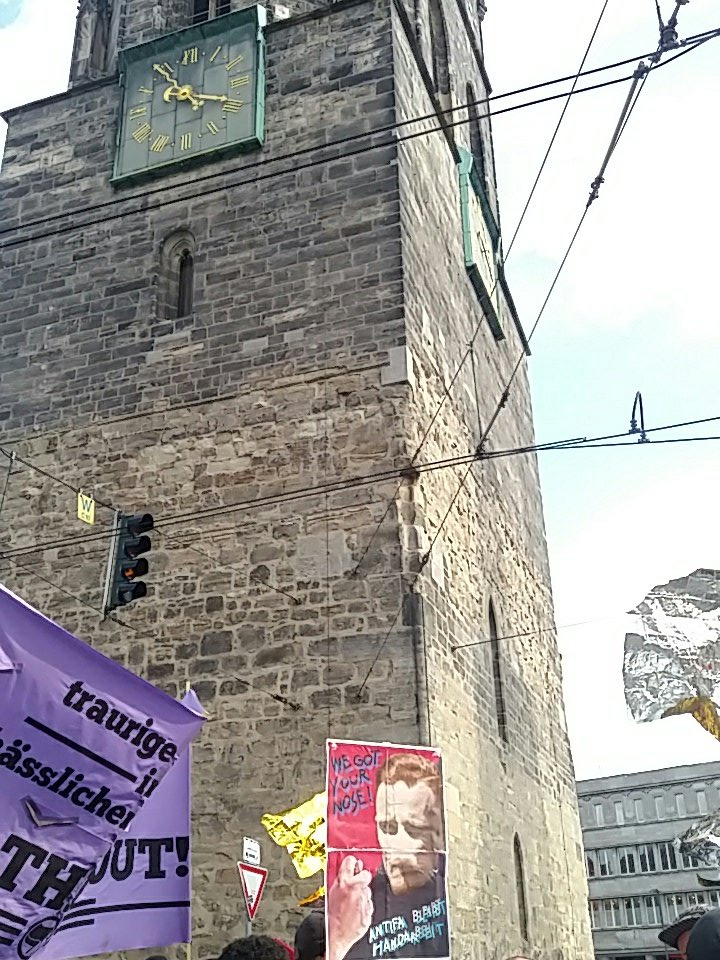 KickThemOut161's tweet photo. #Hal1404 #KickThemOut 15:53 Demo erreicht jetzt den Markt. https://t.co/tyvi5aCVdv